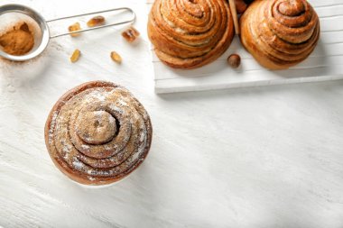 Ahşap masa üzerinde tatlı tarçınlı çörek