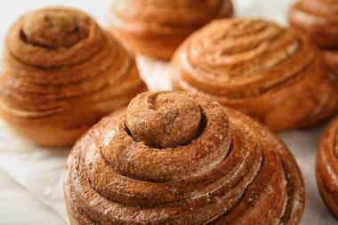 Tablo, tatlı tatlı tarçınlı çörek