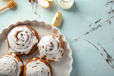 Masada sırlı tarçınlı çörek ile çanak