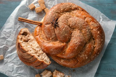 Ahşap masa üzerinde tatlı tarçınlı çörek