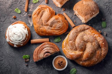 Tatlı tarçınlı çörek masada, üstten görünüm