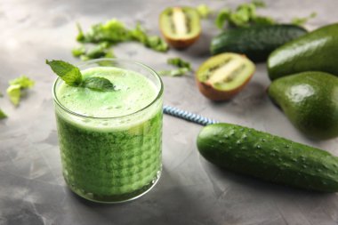 Kadeh tabloda lezzetli avokado güler yüzlü