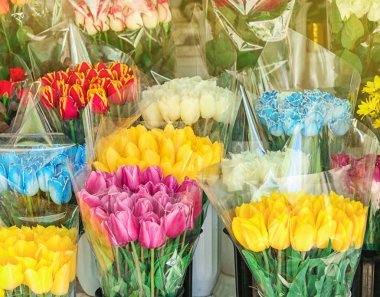 Lale çiçek dükkanında güzel demetleri