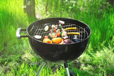 Açık havada barbekü ızgara sebzeli şiş