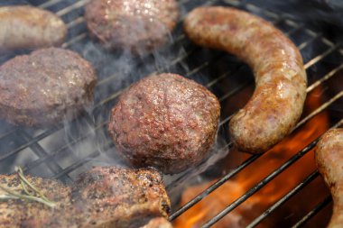 Sosis köftesi ve Barbekü ızgara, closeup biftek pişmiş Delicious