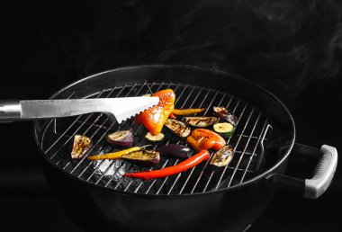 Barbekü ızgara sebze yemek