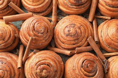 Tatlı tarçınlı çörek masada, üstten görünüm