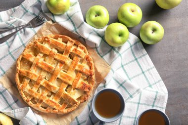 Masada lezzetli elmalı turta ile kompozisyon