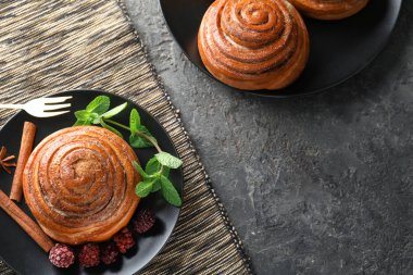 Tatlı tarçınlı çörek ve çilek masada