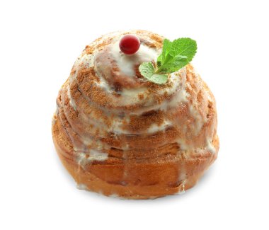 Beyaz arka plan üzerinde tatlı tarçın topuz