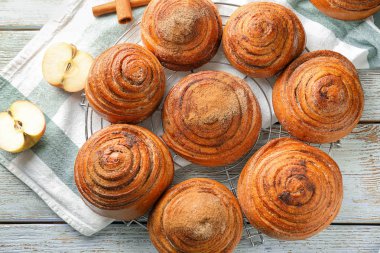 Masada tatlı tarçınlı çörek ile kabin soğutma