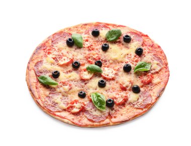 Beyaz arka planda lezzetli pizza.