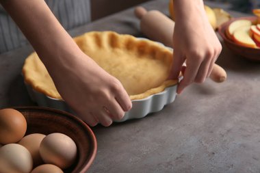 Elmalı turta masada hazırlama kadın