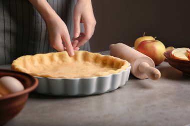 Elmalı turta masada hazırlama kadın