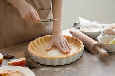 Elmalı turta masada hazırlama kadın