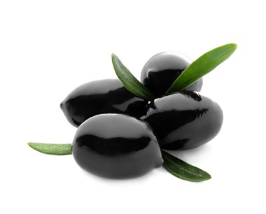 beyaz arkaplanda siyah zeytin