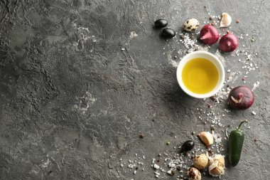 Zeytinyağlı gri arka plan, üstten görünüm kompozisyon