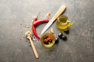 Zeytinyağı ve gri arka plan üzerine baharat kompozisyonu