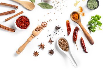 Beyaz arka plan üzerinde çeşitli baharatlar ile kompozisyon