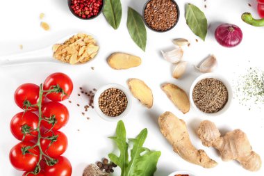 Beyaz arka plan üzerinde çeşitli baharatlar ile kompozisyon