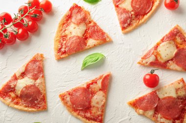 Dilim biberli pizza ışık arka plan üzerinde