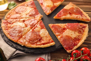 Dilim biberli pizza masada arduvaz levha