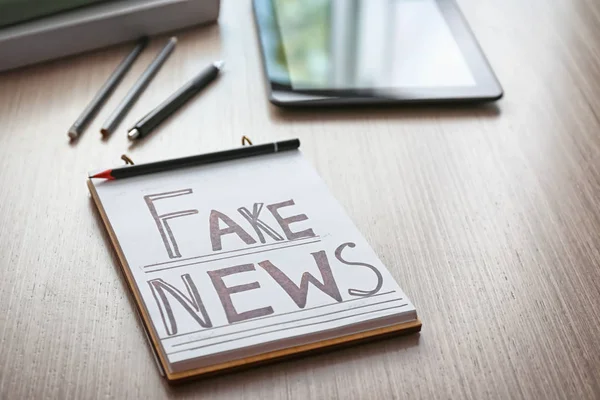 Caderno Com Palavras Fake News Mesa Madeira — Fotografia de Stock