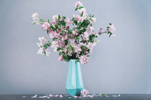 Ваза Красивими Квітучими Гілками Сірому Фоні — стокове фото