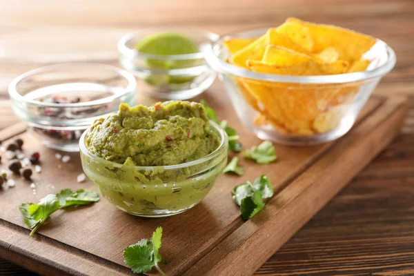 Delicious Guacamole Bowl Wooden Board — Stock Photo, Image