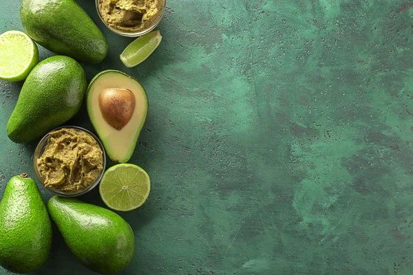 Bowls Delicious Guacamole Lime Ripe Avocados Color Textured Background — Stock Photo, Image