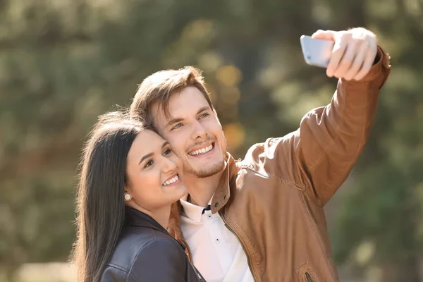 Giovane Bella Coppia Prendendo Selfie All Aperto — Foto Stock