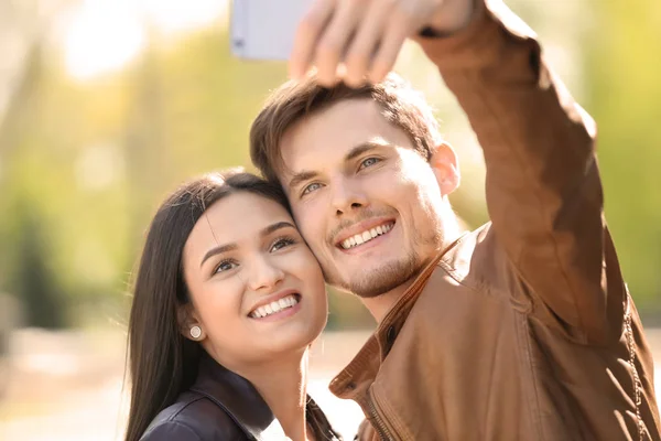 Giovane Bella Coppia Prendendo Selfie All Aperto — Foto Stock