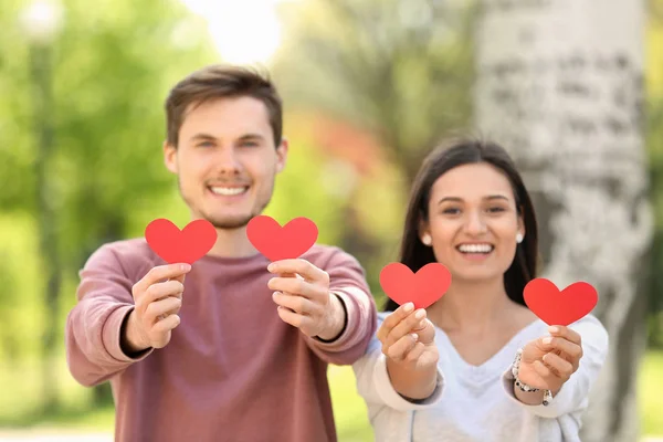 Retrato Pareja Encantadora Con Corazones Papel Aire Libre — Foto de Stock