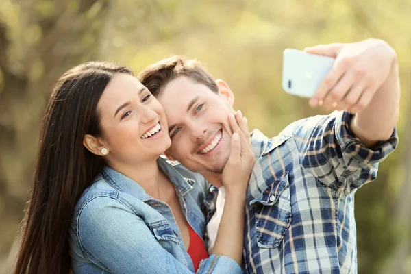 Giovane Bella Coppia Prendendo Selfie All Aperto — Foto Stock