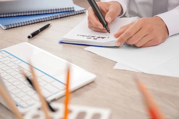 Mann Stellt Liste Auf Während Tisch Sitzt — Stockfoto