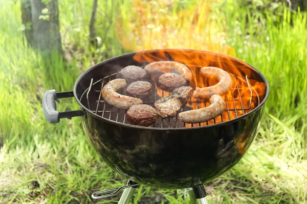 Deliciosas Salsichas Cozidas Com Rissóis Bife Churrasqueira Livre — Fotografia de Stock