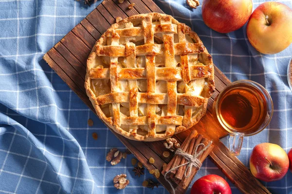 Holzbrett Mit Leckerem Apfelkuchen Auf Dem Tisch — Stockfoto