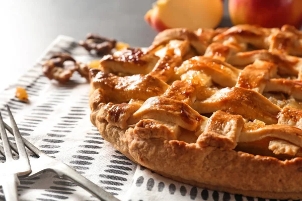 Leckerer Hausgemachter Apfelkuchen Auf Dem Tisch — Stockfoto