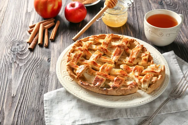 Teller Mit Leckerem Apfelkuchen Auf Holztisch — Stockfoto