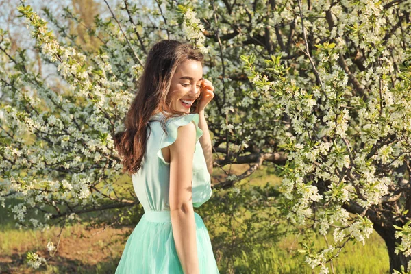 Güneşli Bahar Gününde Çiçek Açması Tree Yakınındaki Güzel Genç Kadın — Stok fotoğraf
