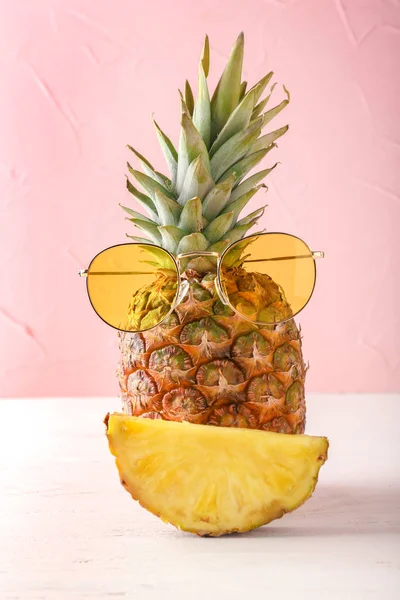 テーブルの上のおいしいパイナップル広告サングラス — ストック写真
