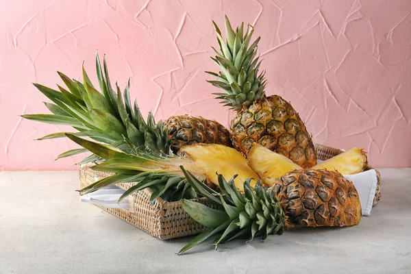 Proutěný Podnos Vynikající Ananas Stole — Stock fotografie