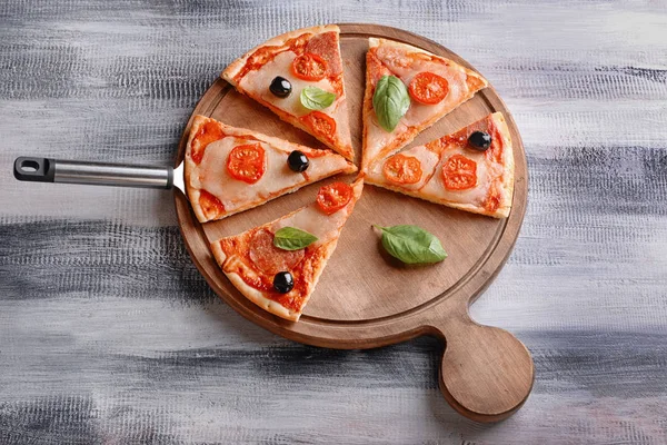 Tablero Con Sabrosa Pizza Rodajas Sobre Fondo Madera — Foto de Stock