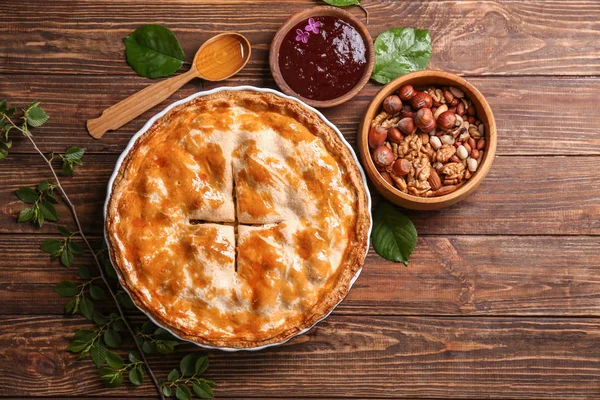 Composição Com Torta Maçã Saborosa Com Engarrafamento Nozes Fundo Madeira — Fotografia de Stock