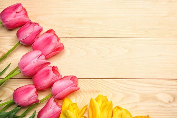 Bellissimi Tulipani Sfondo Legno — Foto Stock