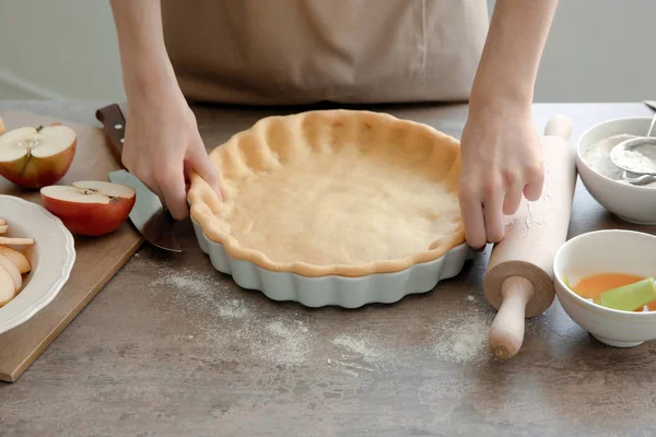 Woman Preparing Apple Pie Table — Stock Photo, Image