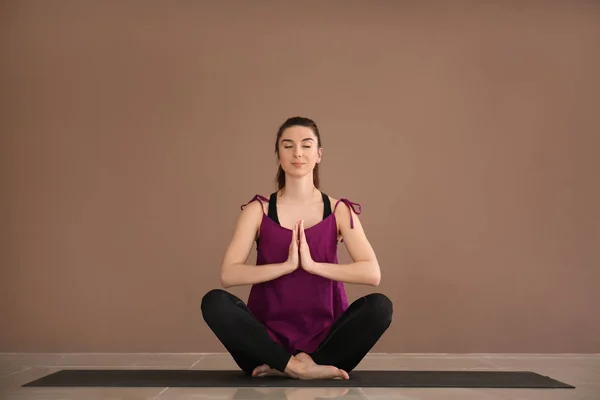 Jonge Vrouw Het Beoefenen Van Yoga Buurt Kleur Muur — Stockfoto