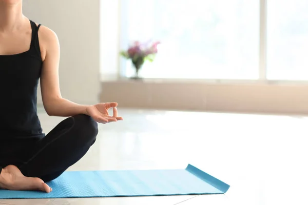 Young Woman Practicing Yoga Home — Stock Photo, Image