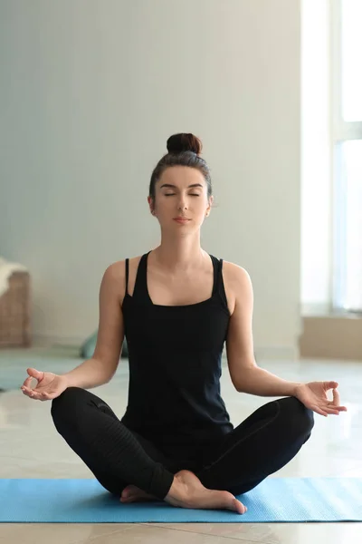 Young Woman Practicing Yoga Home — Stock Photo, Image