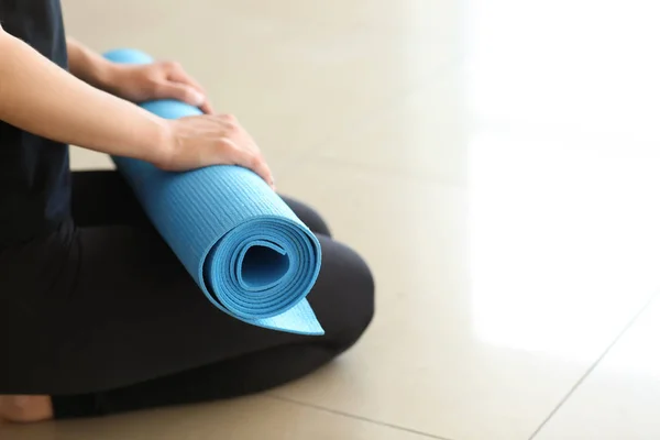 Young Woman Yoga Mat Indoors — Stock Photo, Image